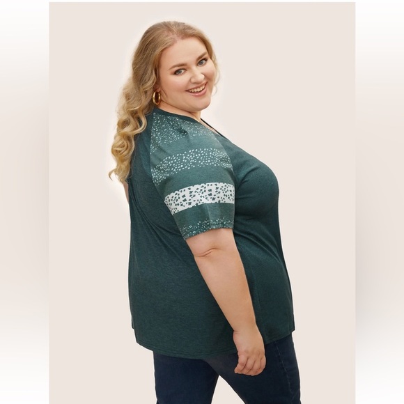 BloomChic Plus Size 5XL Ditsy Floral Colorblock Contrast Raglan Sleeve T-shirt - Picture 5 of 7